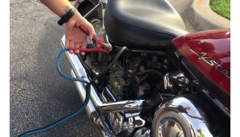 Как зарядить мотоциклетный аккумулятор?
