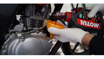 Замена моторного масла в мотоцикле